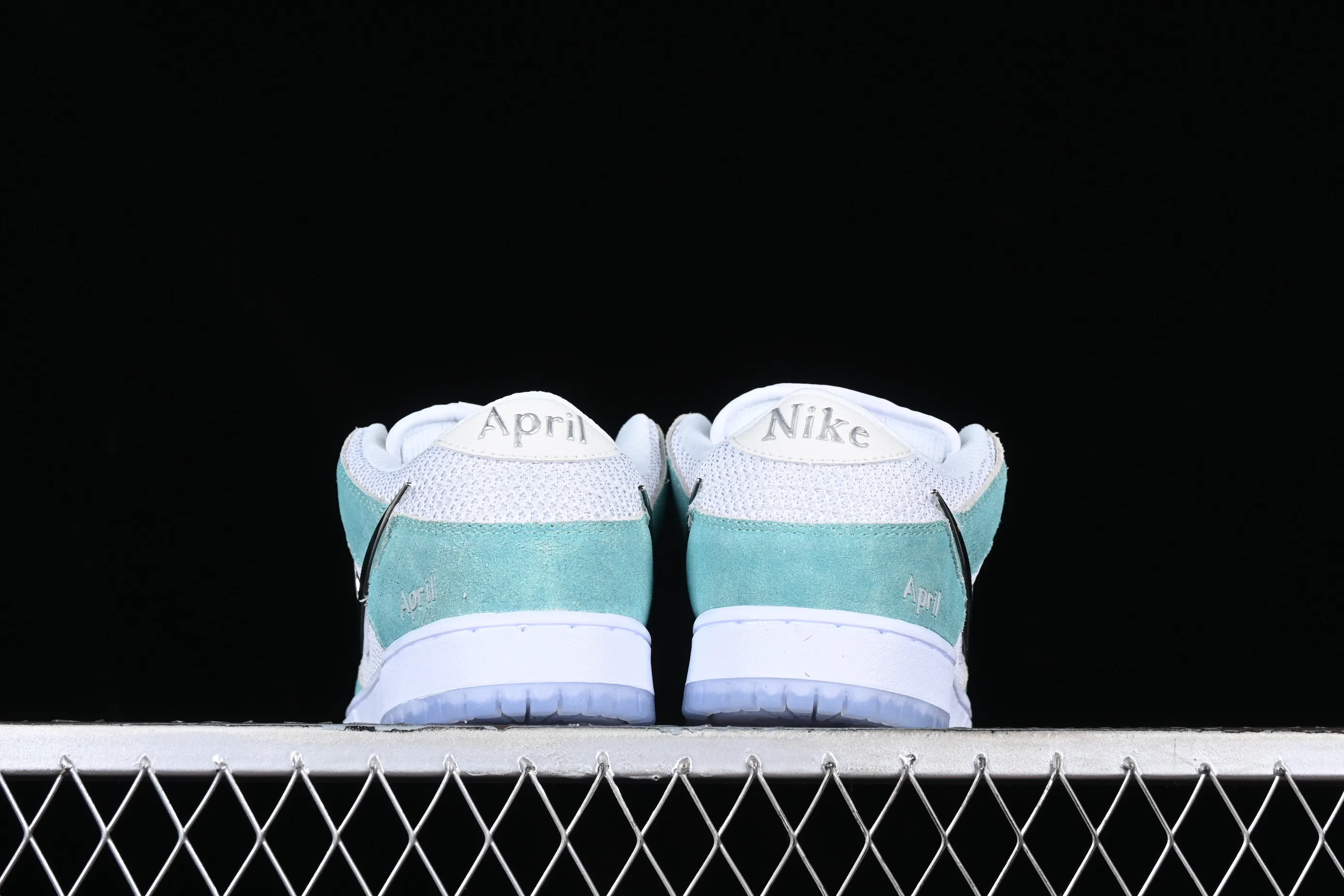 All categories Nk SB Dunk Series Nk SB Dunk Low low-top sneakers F version April Skateboards x Nk SB Dunk Low joint model Frozen Rose SB smashed backboard fashion casual sneakers FD2562-400